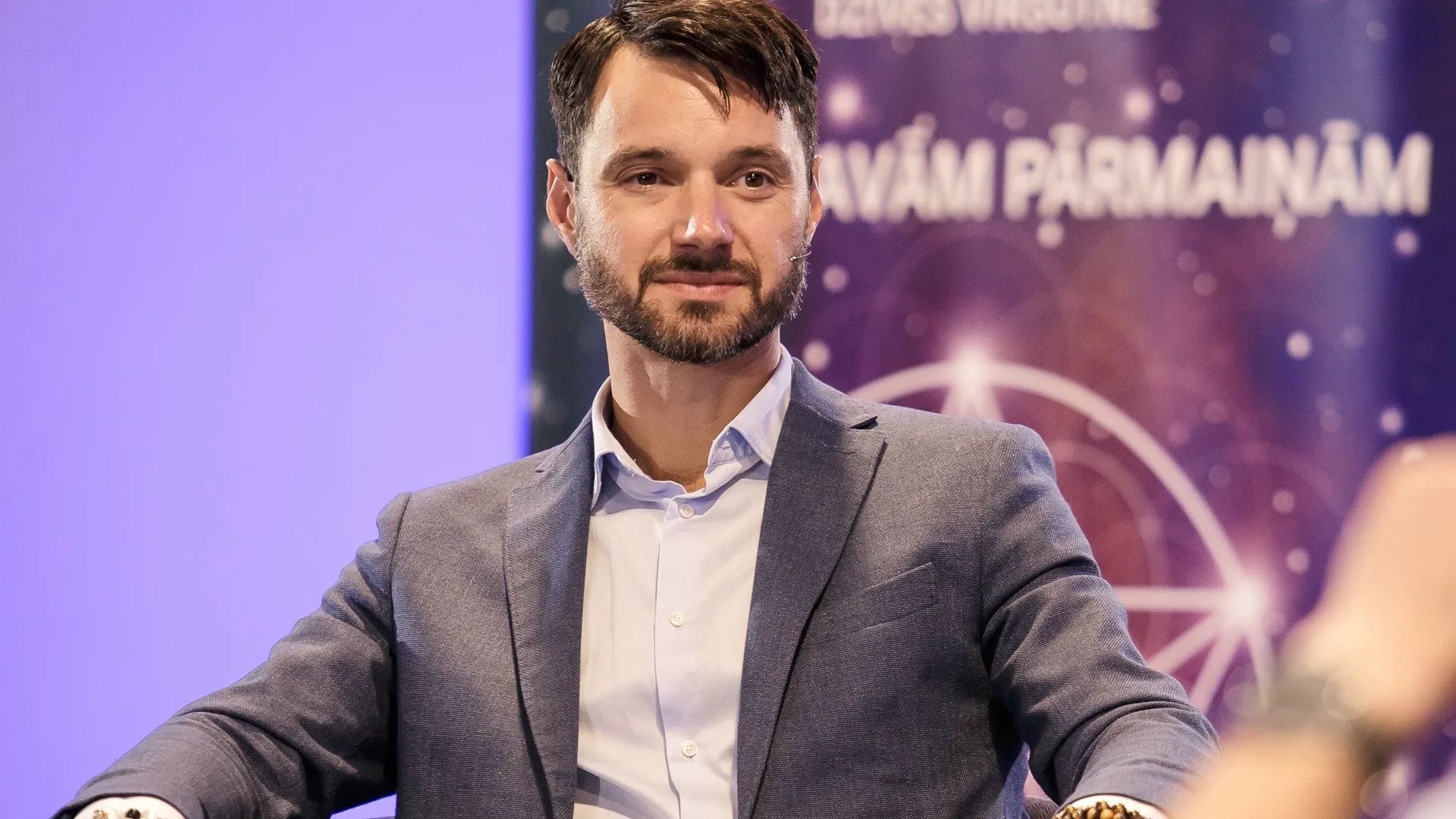 Jānis Brūns uz Dzīves Virsotne skatuves
